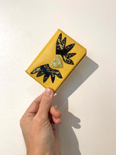 Charger l'image dans la galerie, Porte-carte Coeur ailé jaune