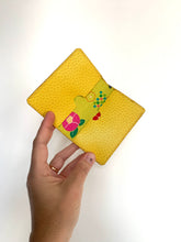 Charger l'image dans la galerie, Porte-carte Pépé jaune