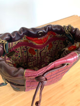 Charger l&#39;image dans la galerie, Sac seau Pépé croco bordeaux