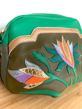 Charger l'image dans la galerie, Besace Crocus kaki