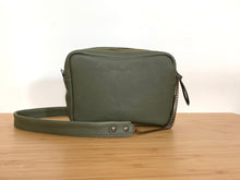Charger l&#39;image dans la galerie, Besace Memphis python kaki