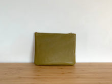 Charger l&#39;image dans la galerie, Pochette Kamila kaki