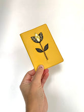 Charger l'image dans la galerie, Porte-passeport Pépé jaune