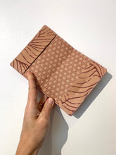 Charger l'image dans la galerie, Porte-passeport Georgette rose