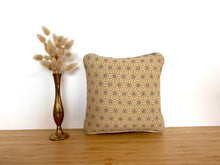 Charger l&#39;image dans la galerie, Coussin patchwork clair