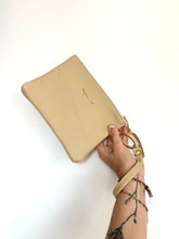 Charger l'image dans la galerie, Grande pochette Pantone beige
