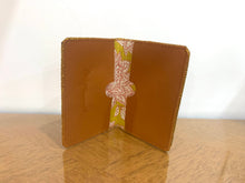 Charger l&#39;image dans la galerie, Porte-carte patchwork camel