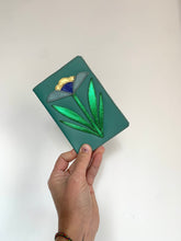 Charger l'image dans la galerie, Porte-passeport Pépé vert de gris