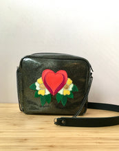 Charger l&#39;image dans la galerie, Besace Fleurs vernie