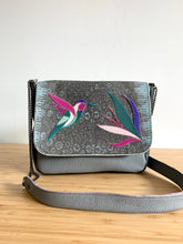 Charger l&#39;image dans la galerie, Besace Colibri gris-bleu