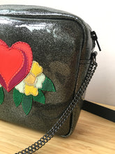 Charger l&#39;image dans la galerie, Besace Fleurs vernie