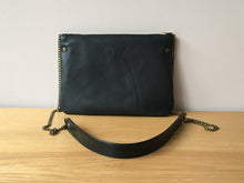 Charger l&#39;image dans la galerie, Pochette Garnier noire et or